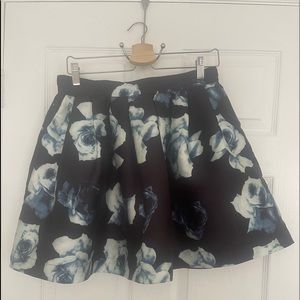 💫Black skirt with flowers 🌺 white with blue, with pockets.